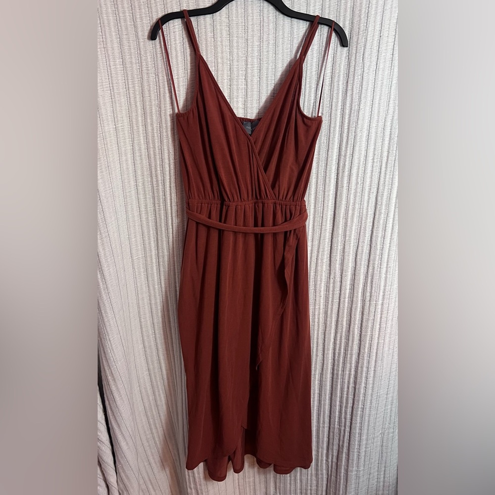 Chic Sleeveless Midi Dress in Brick